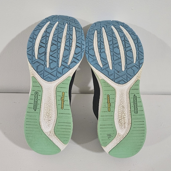 Skechers Women's GOrun Razor 4 with Arch Fit technology. - Picture 7 of 8